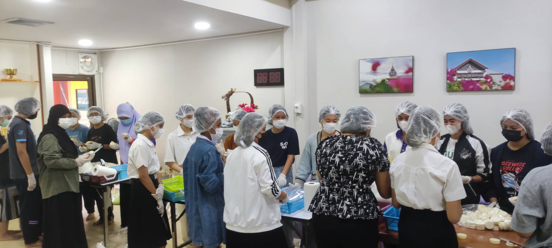 จิตอาสาบรรจุยารักษาน้ำกัดเท้าเตรียมไว้สำหรับช่วยเหลือผู้ประสบภัยน้ำท่วม