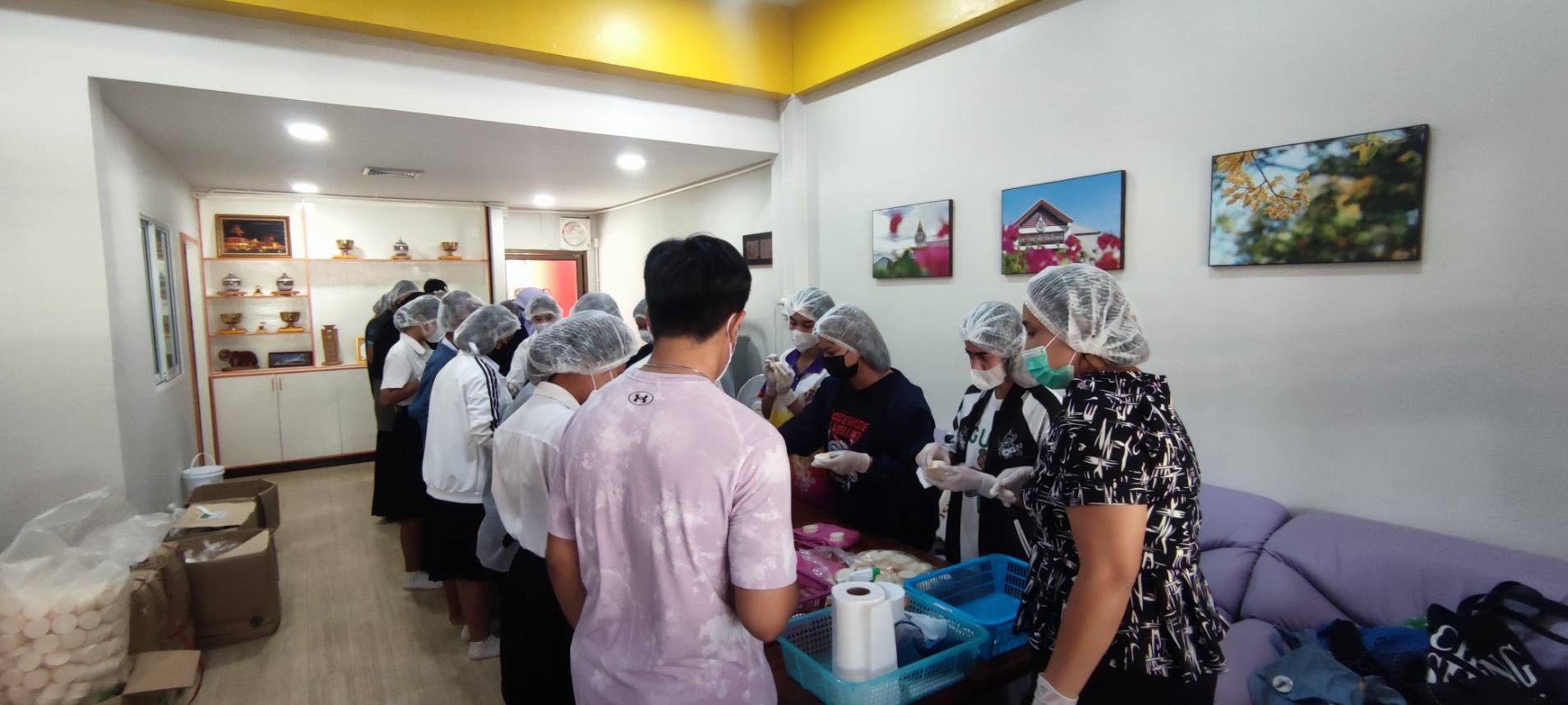 จิตอาสาบรรจุยารักษาน้ำกัดเท้าเตรียมไว้สำหรับช่วยเหลือผู้ประสบภัยน้ำท่วม