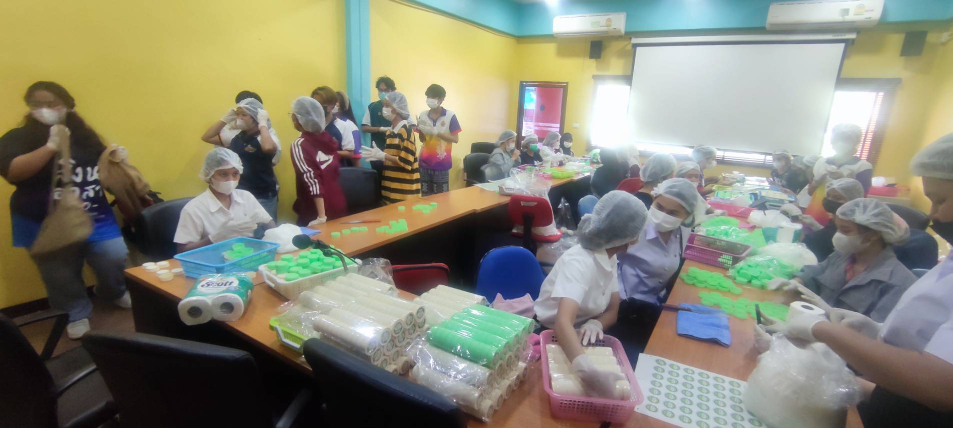 จิตอาสาบรรจุยารักษาน้ำกัดเท้าเตรียมไว้สำหรับช่วยเหลือผู้ประสบภัยน้ำท่วม