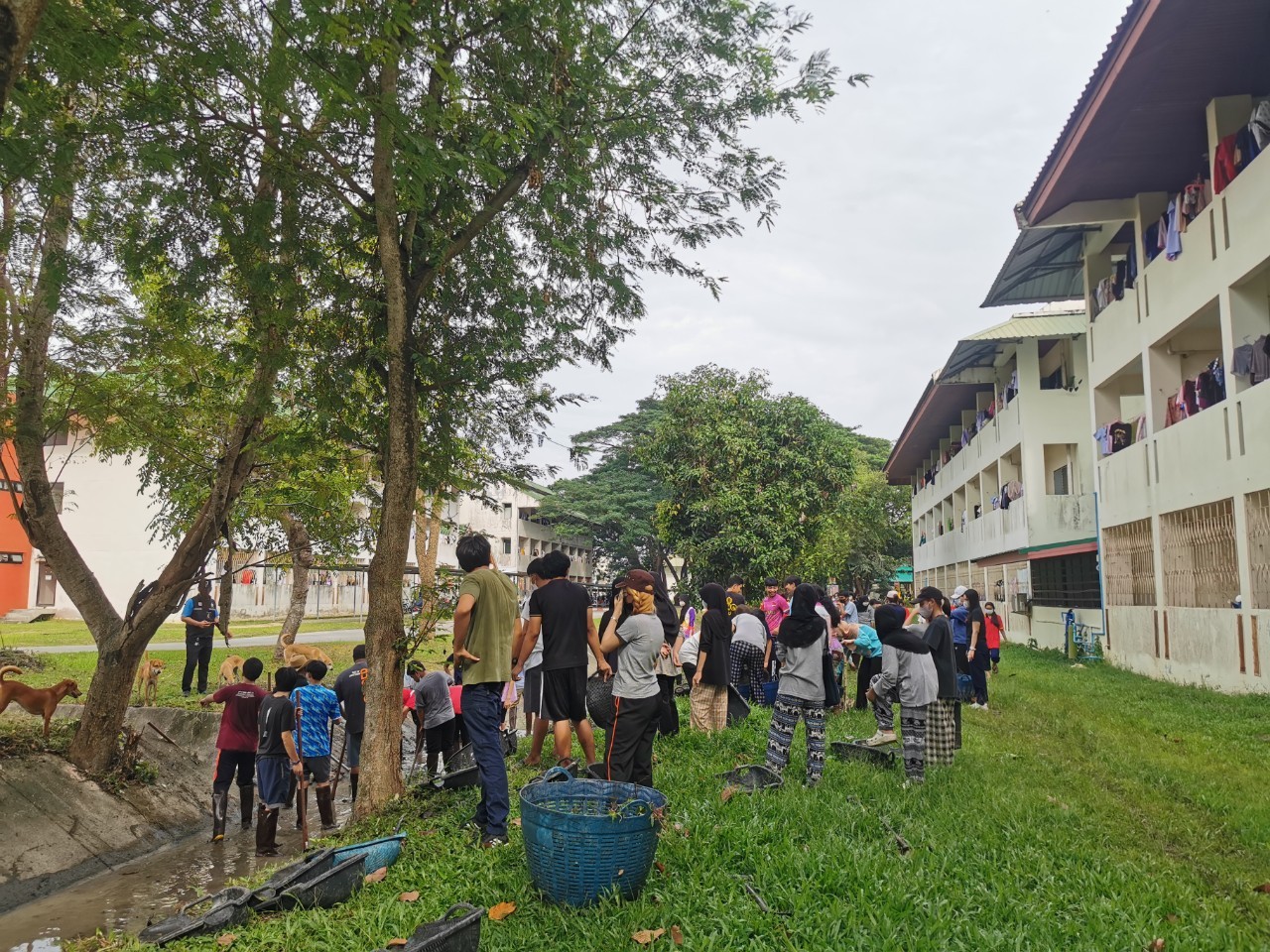 จิตอาสาลอกคูระบายน้ำเขตหอพักป้องกันวัชพืชขวางทางน้ำรับฤดูฝน