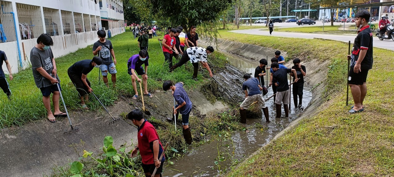 จิตอาสาลอกคูระบายน้ำเขตหอพักป้องกันวัชพืชขวางทางน้ำรับฤดูฝน