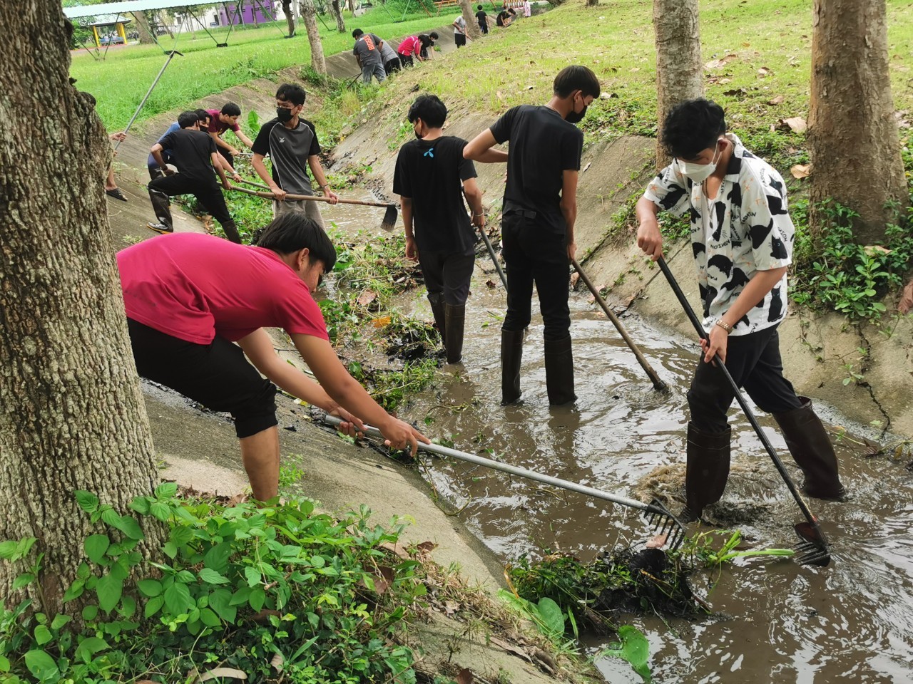 จิตอาสาลอกคูระบายน้ำเขตหอพักป้องกันวัชพืชขวางทางน้ำรับฤดูฝน