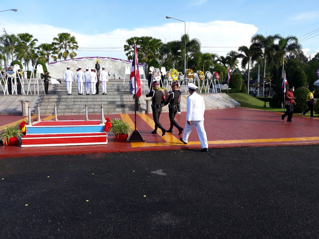 บุคลากร สพน. วางพวงมาลาเนื่องในวันมหาธีรราชเจ้า ประจำปี พ.ศ. 2565