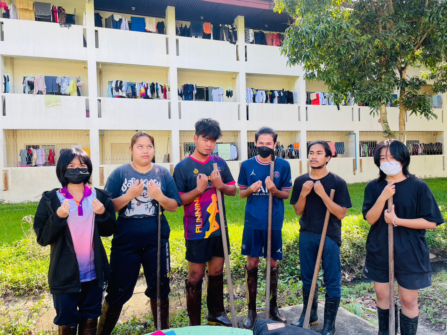 กิจกรรมจิตอาสาพัฒนาพื้นที่เขตหอพักพัฒนาคูระบายน้ำหลังหอพักลักษณานิเวศ 5