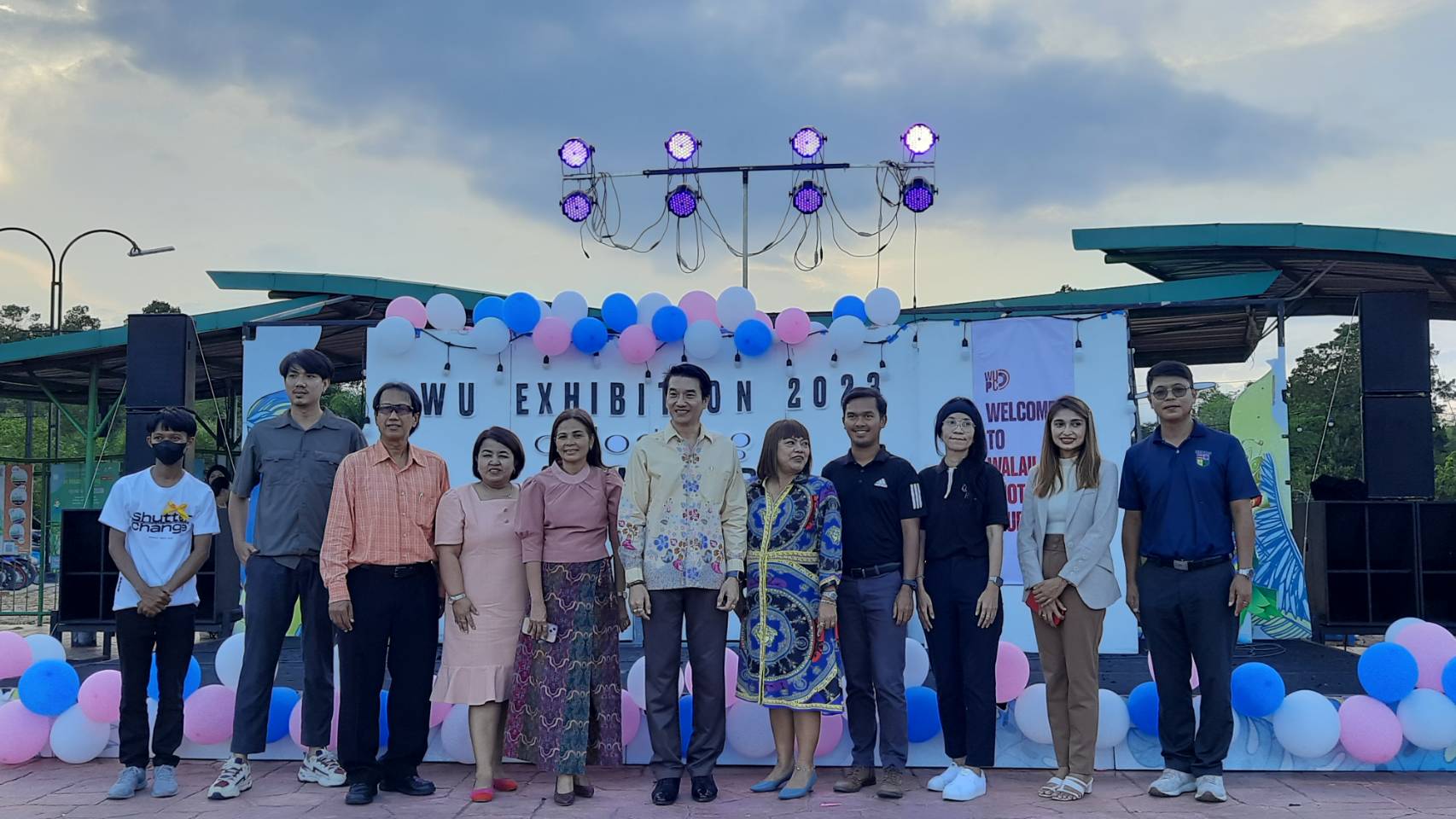 เมื่อวันที่ 23 มีนาคม 2566 เวลา 17.00 - 18.30 น. รองศาสตราจารย์ ดร.วรวุฒิ สมศักดิ์ รักษาการแทนรองอธิการบดี ให้เกียรติมอบรางวัลจากการประกวดภาพถ่าย หัวข้อ "เล่าเรื่อง รถไฟฟ้า" สู่ Walailak World Class University ครั้งที่ 1 ณ ตลาด Bota Market อุทยานพฤกษศาสตร์ มหาวิทยาลัยวลัยลักษณ์ พร้อมด้วย คุณกอบสุข อรชร หัวหน้าส่วนส่งเสริมและพัฒนานักศึกษา และเจ้าหน้าที่มหาวิทยาลัย กิจกรรมนี้จัดขึ้นโดยชมรมถ่ายภาพและส่วนส่งเสริมและพัฒนานักศึกษา (บริการรถไฟฟ้า) ซึ่งจัดการประกวดไปเมื่อวันที่ 12 มีนาคม 2566 ที่ผ่านมา การมอบรางวัลการประกวดภาพถ่ายในครั้งนี้ เป็นส่วนหนึ่งของกิจกรรม WU Exibition 2023 ซึ่งเป็นนิทรรศการกลางแจ้งเพื่อแสดงผลงานของนักศึกษาชมรมถ่ายภาพและผลงานจากการประกวดถ่ายภาพ หัวข้อ "เล่าเรื่อง รถไฟฟ้า" สู่ Walailak World Class University ครั้งที่ 1 ด้วย นิทรรศการกลางแจ้งนี้จัดขึ้นเพื่อเปิดโอกาสให้นักศึกษาทั่วไป บุคลากร และบุคคลทั่วไปที่มาเที่ยวตลาดได้เยี่ยมชมผลงานของนักศึกษาและเกิดความภาคภูมิใจในมหาวิทยาลัยวลัยลักษณ์ เป็นการประชาสัมพันธ์บริการรถไฟฟ้าและมหาวิทยาลัยวลัยลักษณ์อีกทางหนึ่ง