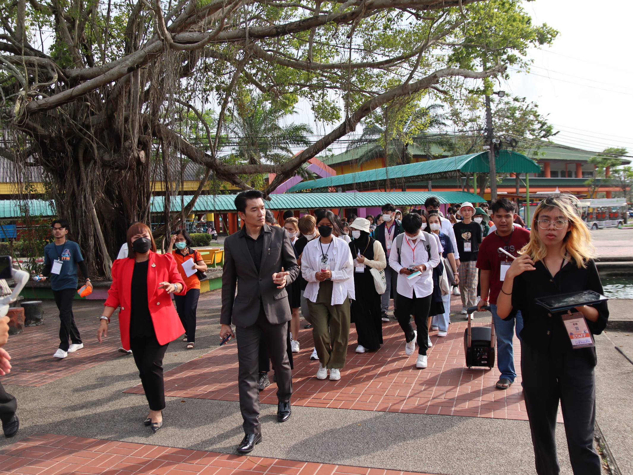 นักศึกษาและรองอธิการบดีร่วมเดินในกิจกรรม Walk 'n Talk for Change ครั้งที่ 1