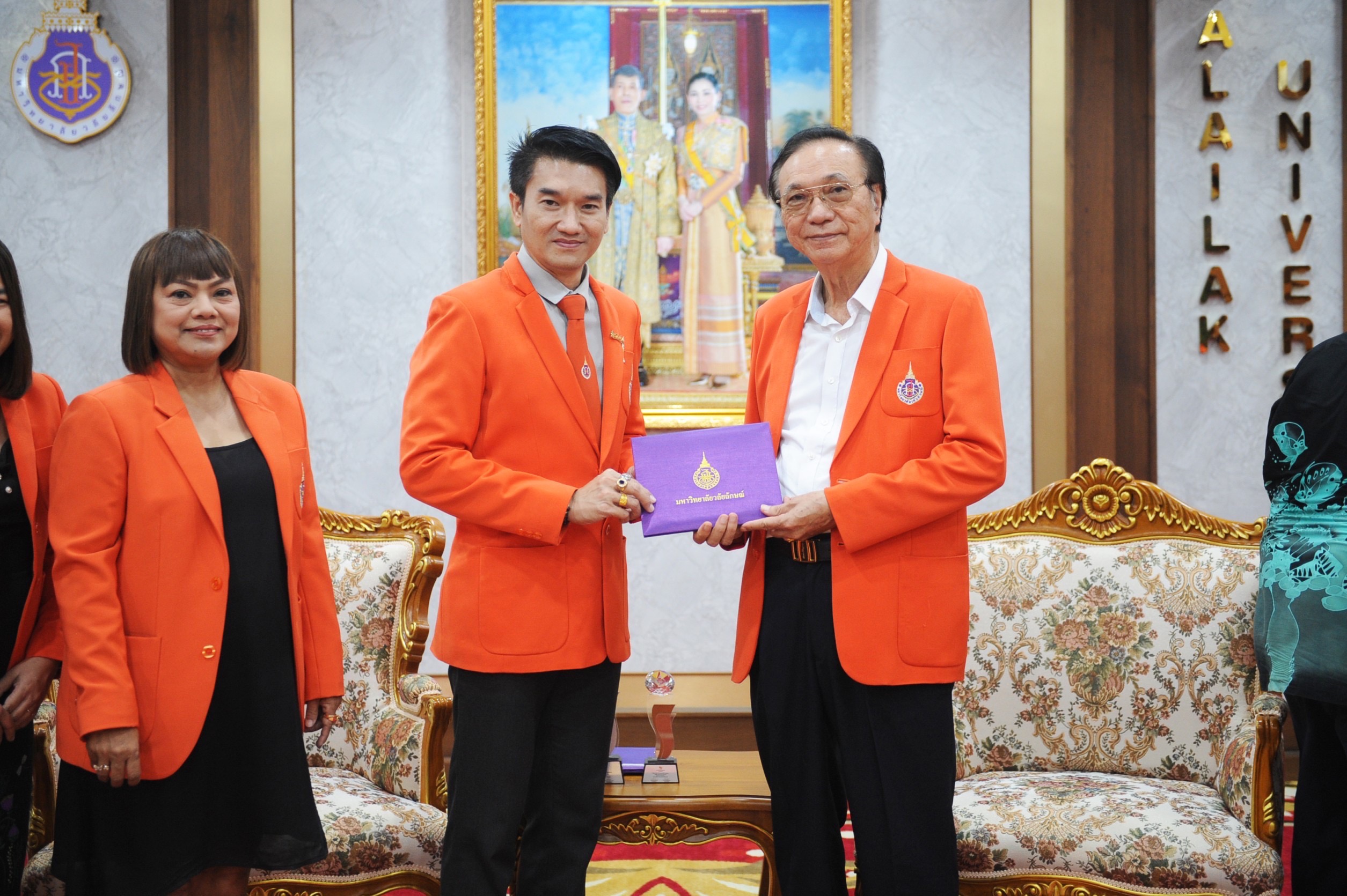 สพน. มอบโล่ขอบคุณอธิการบดีและผู้บริหารเพื่อแสดงความขอบคุณที่ได้ให้การอุปการะทุนการศึกษา