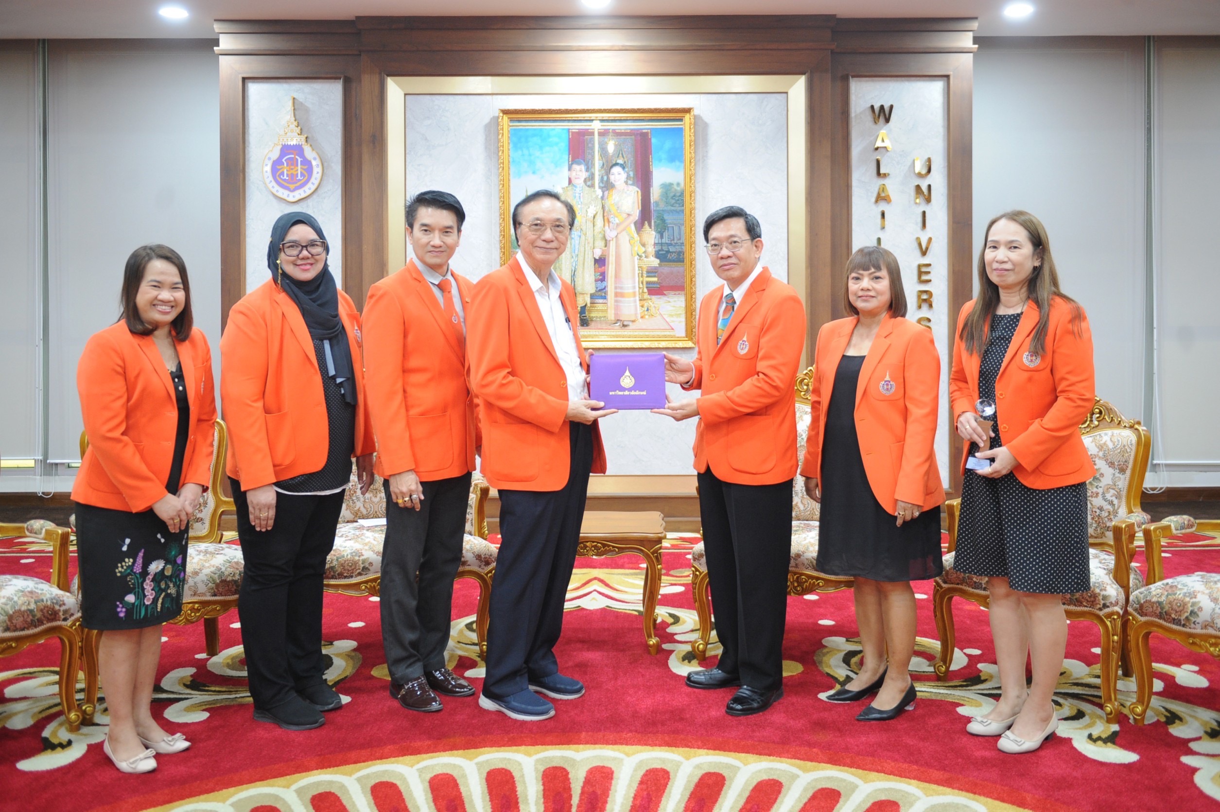 สพน. มอบโล่ขอบคุณอธิการบดีและผู้บริหารเพื่อแสดงความขอบคุณที่ได้ให้การอุปการะทุนการศึกษา