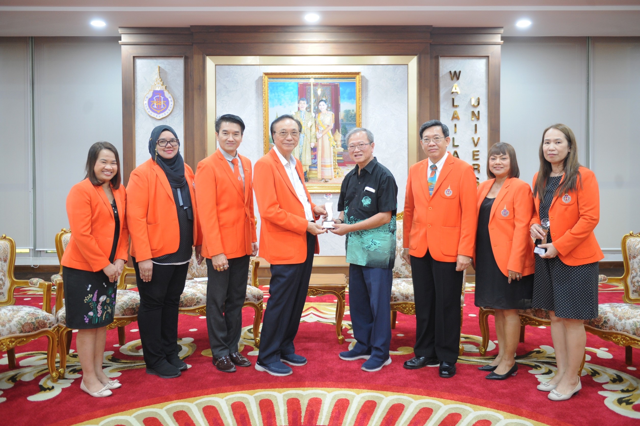 สพน. มอบโล่ขอบคุณอธิการบดีและผู้บริหารเพื่อแสดงความขอบคุณที่ได้ให้การอุปการะทุนการศึกษา