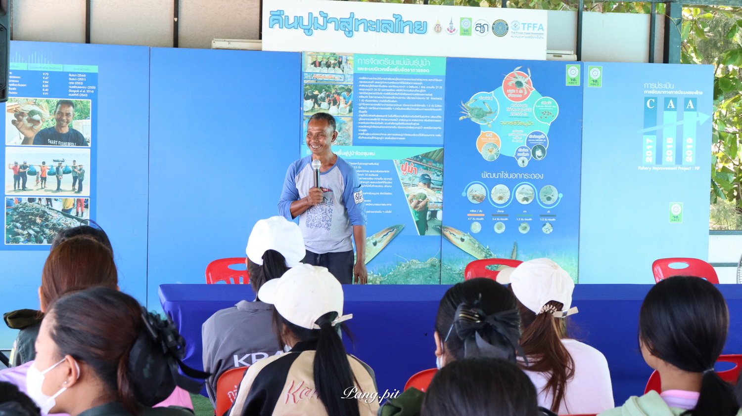 เครือข่ายจิตอาสาจัดกิจกรรม   จิตอาสา "เก็บขยะริมชายหาด นั่งเรือปล่อยปูม้า"
