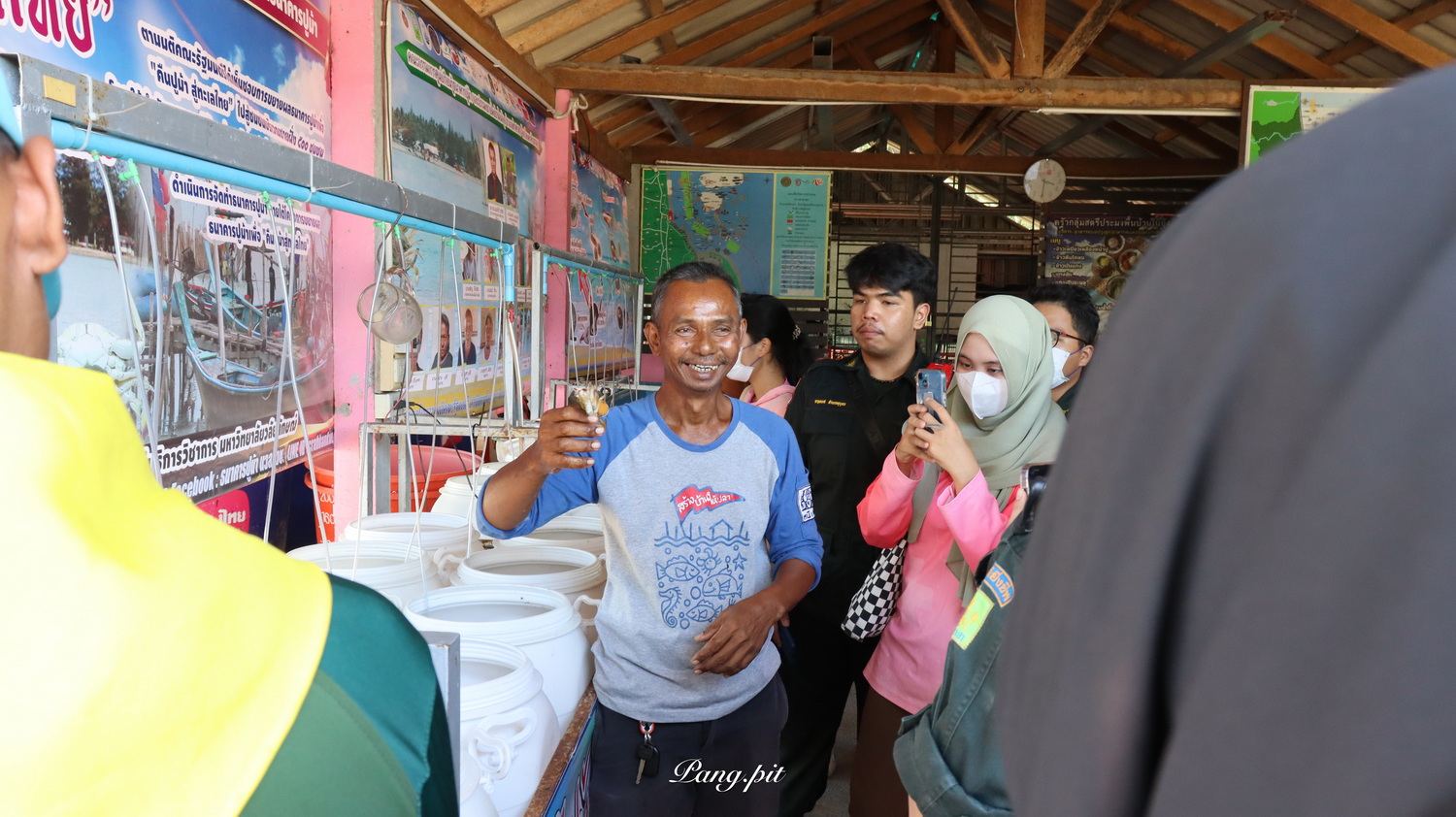 เครือข่ายจิตอาสาจัดกิจกรรม   จิตอาสา "เก็บขยะริมชายหาด นั่งเรือปล่อยปูม้า"