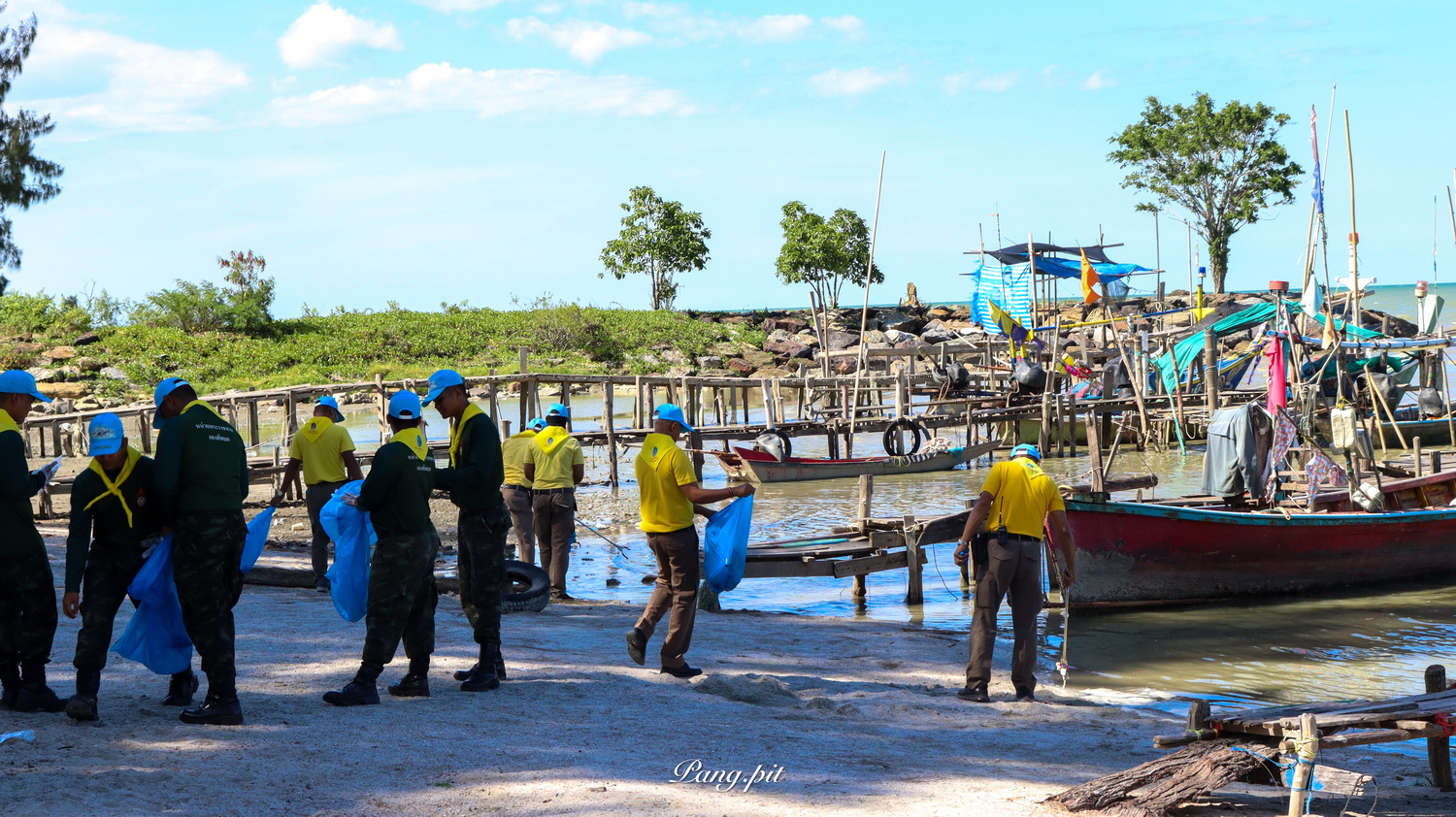 เครือข่ายจิตอาสาจัดกิจกรรม   จิตอาสา "เก็บขยะริมชายหาด นั่งเรือปล่อยปูม้า"