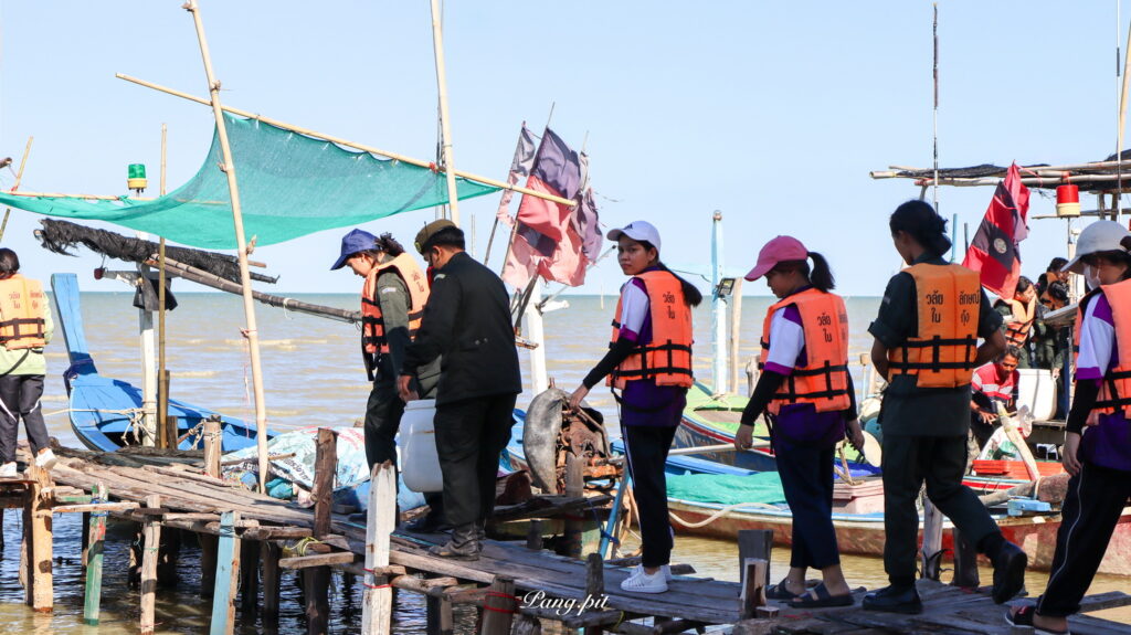 เครือข่ายจิตอาสาจัดกิจกรรม   จิตอาสา "เก็บขยะริมชายหาด นั่งเรือปล่อยปูม้า"