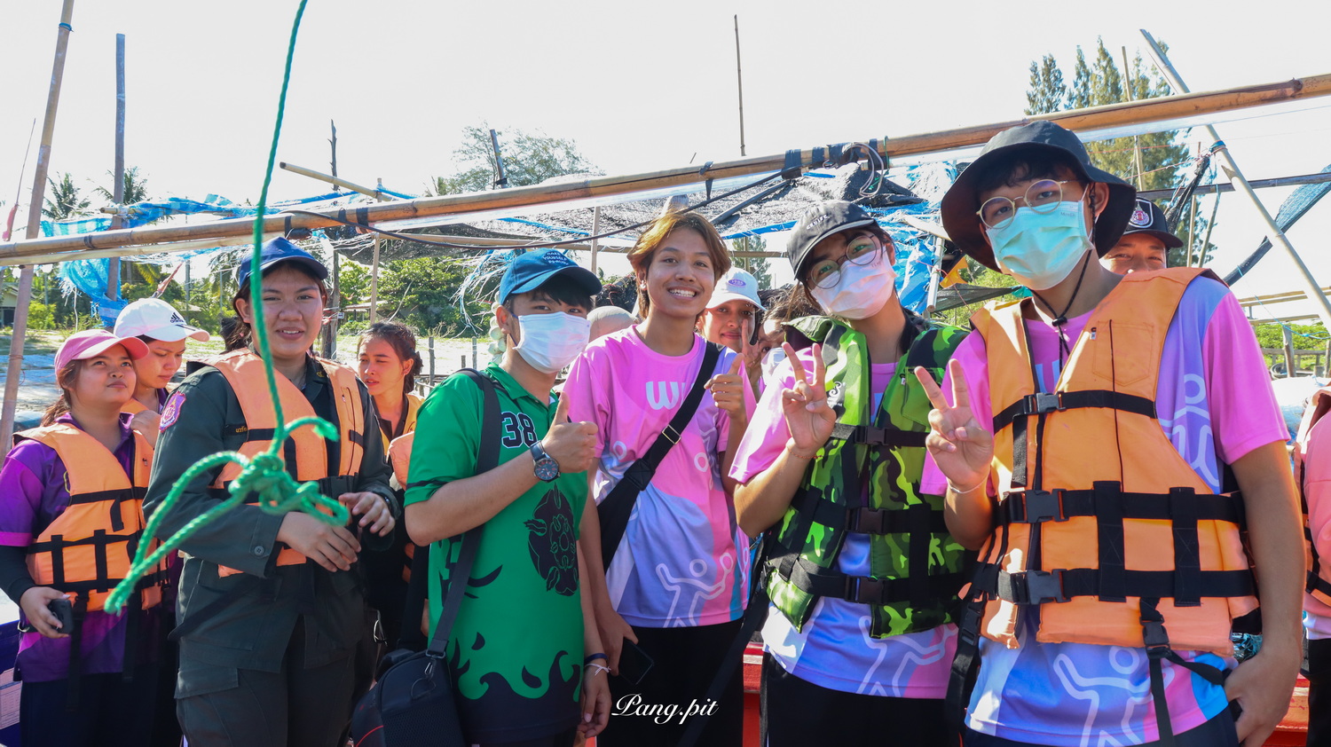 เครือข่ายจิตอาสาจัดกิจกรรม   จิตอาสา "เก็บขยะริมชายหาด นั่งเรือปล่อยปูม้า"