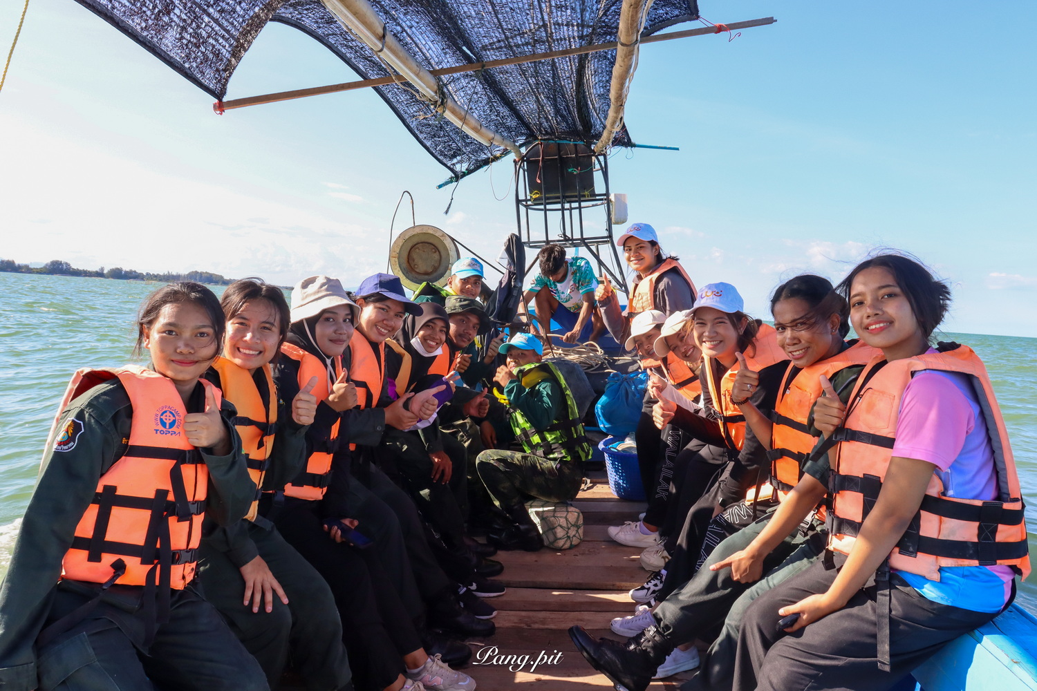 เครือข่ายจิตอาสาจัดกิจกรรม   จิตอาสา "เก็บขยะริมชายหาด นั่งเรือปล่อยปูม้า"