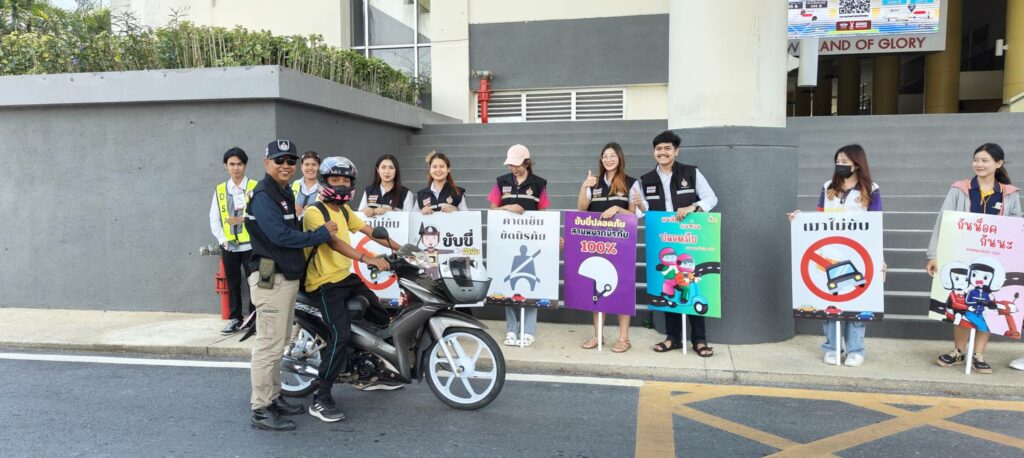 สพน.ร่วมกับนักศึกษาจิตอาสาเดินรณรงค์ส่งเสริมการสวมหมวกนิรภัย