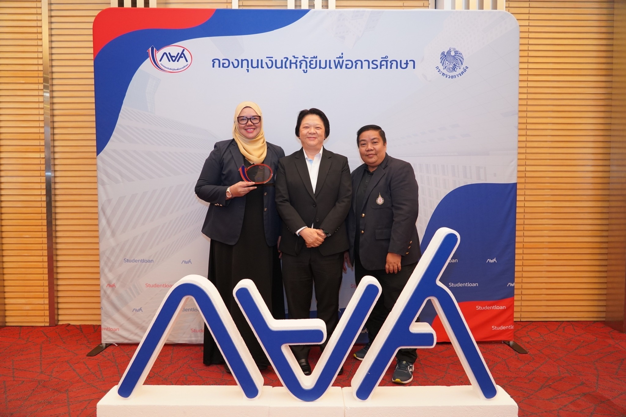 ม.วลัยลักษณ์ รับโล่ประกาศเกียรติคุณ กยศ. กลุ่มสถาบันที่มีอัตราชำระหนี้ดีที่สุดของประเทศ
