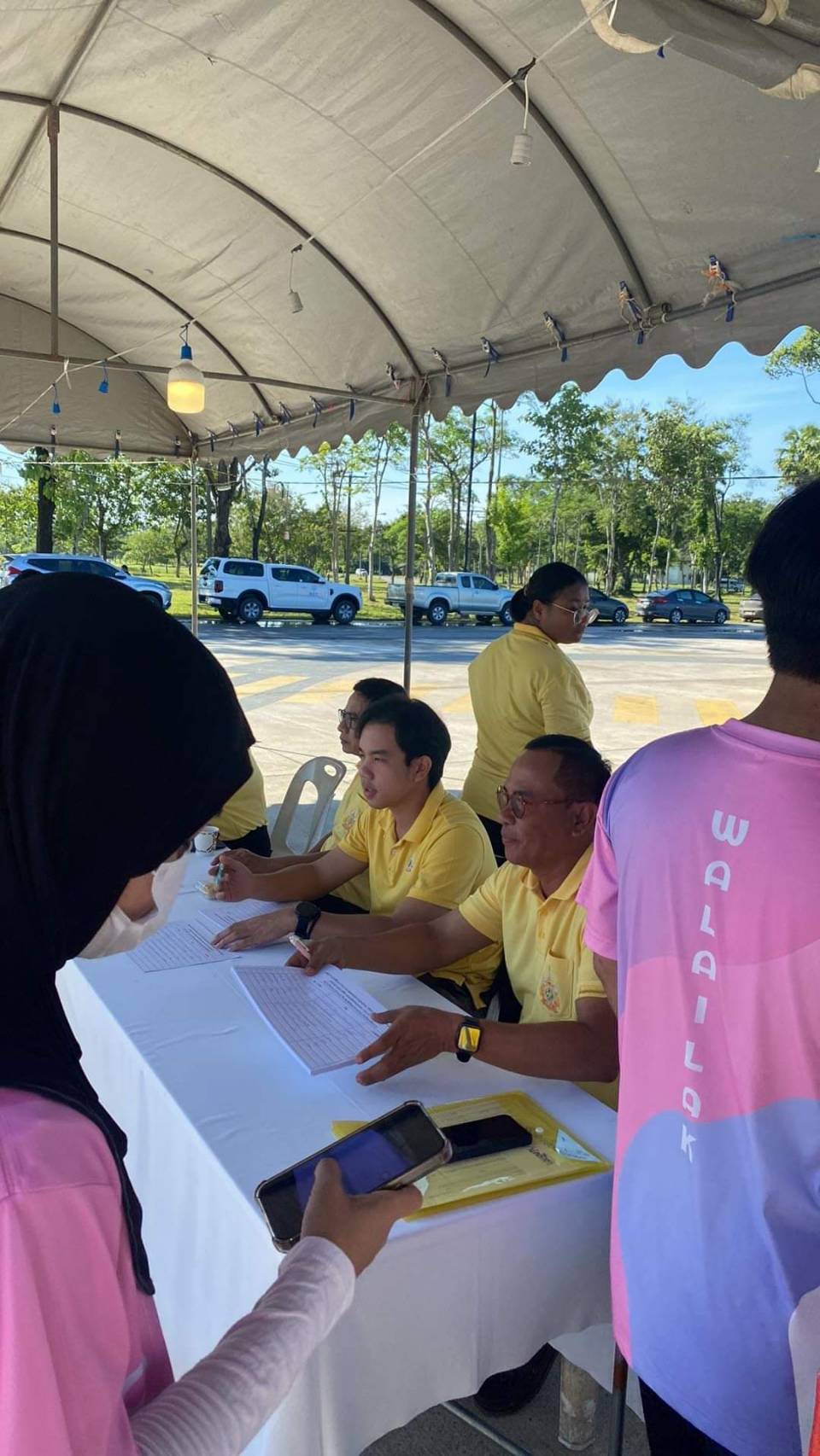 นักศึกษาจิตอาสา ม.วลัยลักษณ์ เข้าร่วมกิจกรรมในพิธีเปิด รณรงค์และส่งเสริมการปลูกหญ้าแฝก เฉลิมพระเกียรติเฉลิมพระชนมพรรษา 6 รอบ