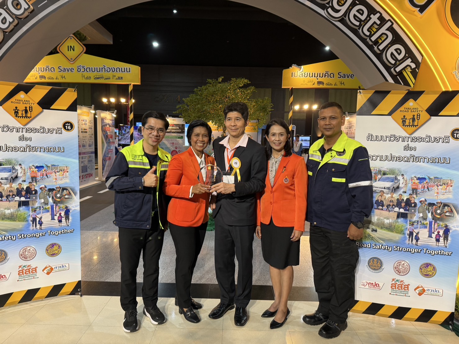 นักศึกษาทีมวลัยอาสา คว้ารางวัลชนะเลิศ ในการประกวดผลงานวิชาการงานสัมมนาวิชาการระดับชาติครั้งที่ 16 (Road Safety Strong Together)