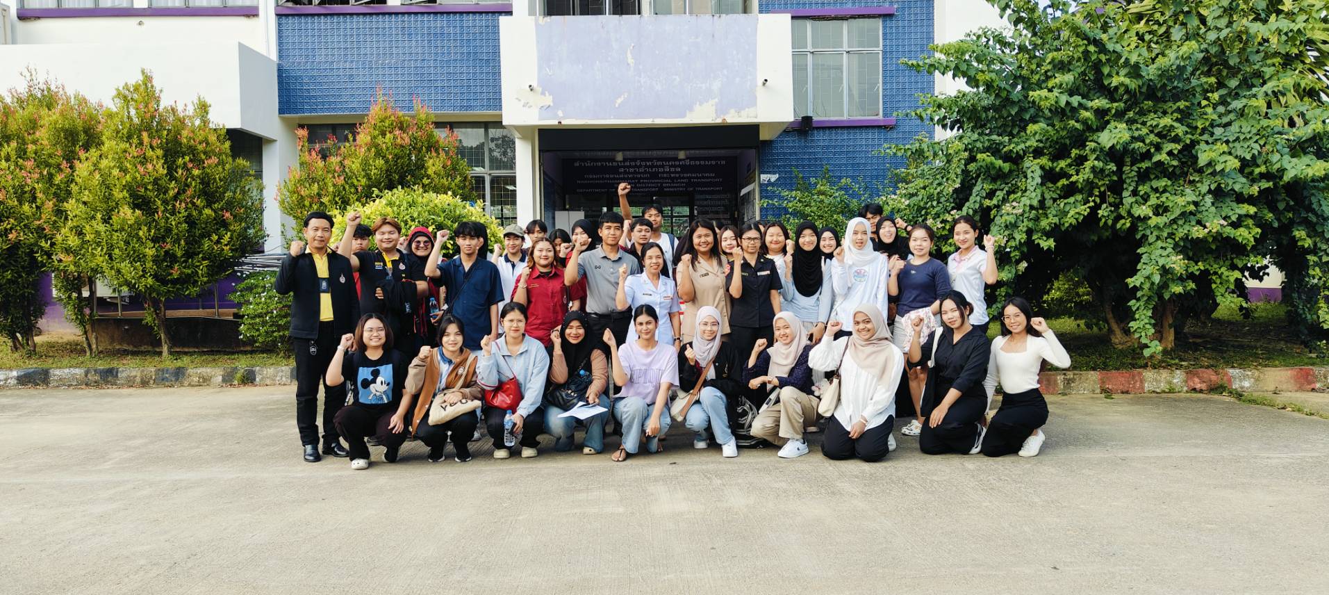 สพน. นำนักศึกษาในโครงการ "นักศึกษารุ่นใหม่มีใบขับขี่" ไปดำเนินการทำใบขับขี่ ณ สนง. ขนส่งฯ สิชล