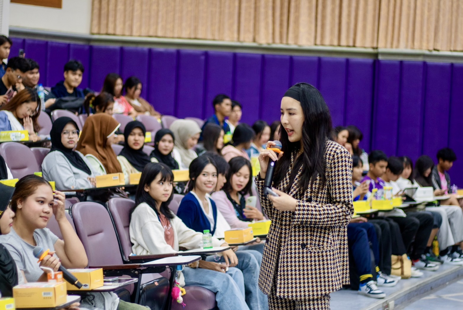 นศ. กว่า 1,200 คน เข้าร่วมกิจกรรมพัฒนาทักษะการสื่อสารภาษาอังกฤษเพื่อสร้างความมั่นใจ "English Level Up, Boost Your Confidence With Kru P’Ann"