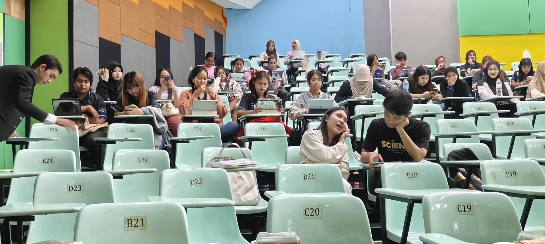 นักศึกษาเข้าร่วมกิจกรรม Speech Solo Stand Up หัวข้อ "เพื่อนกันจอยกันได้ไม่ต้องดื่ม"